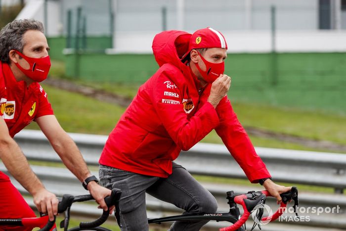 Sebastian Vettel, Ferrari, recorre la pista en bici