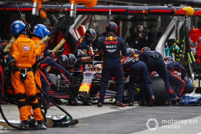 Max Verstappen, Red Bull Racing RB16, pit stop 