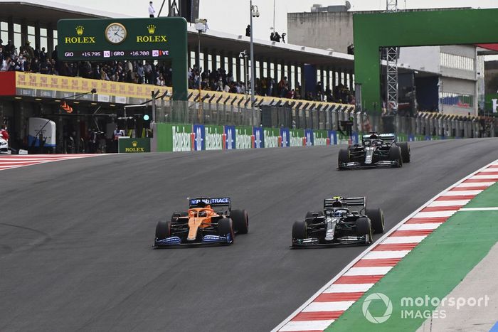 Carlos Sainz Jr., McLaren MCL35, Valtteri Bottas, Mercedes F1 W11, Lewis Hamilton, Mercedes F1 W11