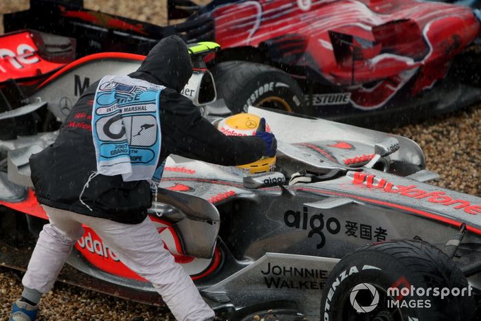 Un comisario con Lewis Hamilton, McLaren