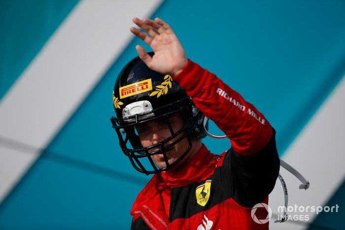 Podio: segundo lugar Charles Leclerc, Ferrari con un casco de la NFL