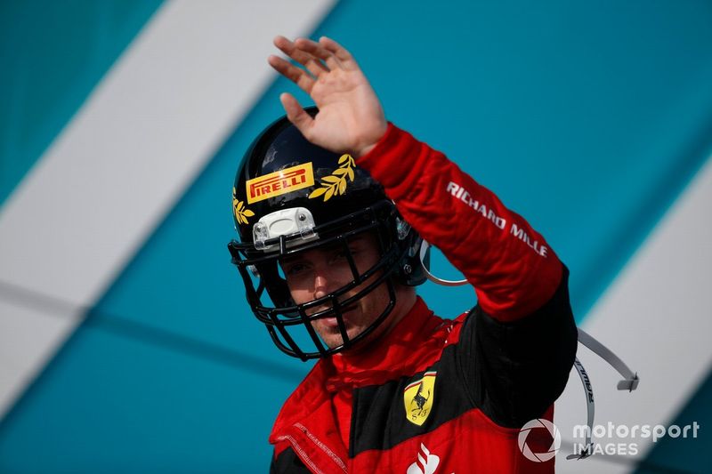 Podio: segundo lugar Charles Leclerc, Ferrari con un casco de la NFL