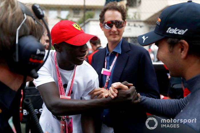 La estrella de TikTok Khaby Lame se reúne con Sergio Pérez, de Red Bull Racing
