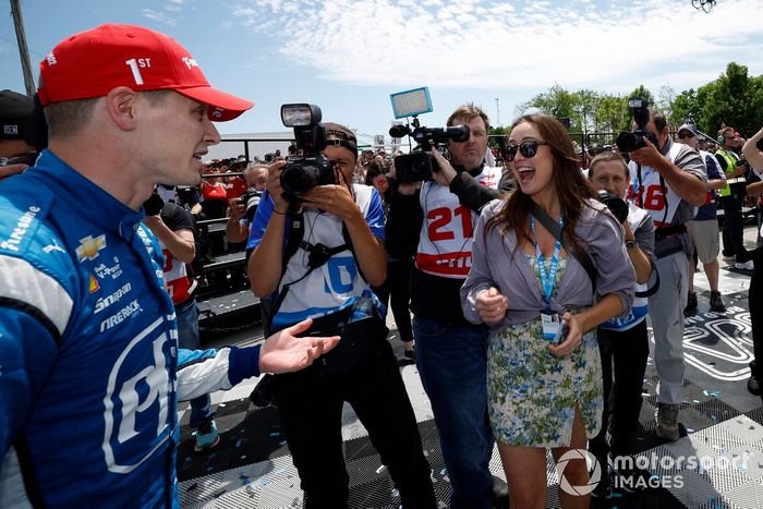 Josef Newgarden, Team Penske Chevrolet, podio, celebración del equipo, esposa Ashley