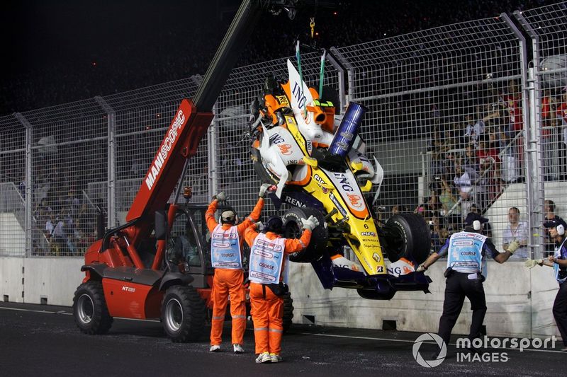 2008: en la primera noche de carreras de Fórmula 1 en Singapur, Nelson Piquet recibió la orden de Renault para estrellarse y que así Fernando Alonso consiguiera la victoria. Años después se conoció la verdad.