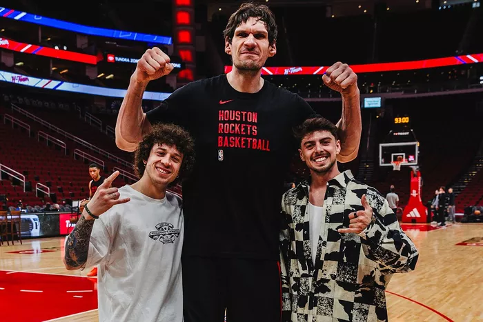 Marco Bezzecchi, Fabio Di Giannantonio, VR46 Team con il giocatore di basket degli Houston Rockets
