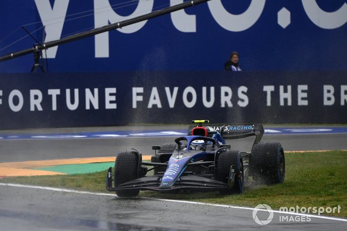 Nicholas Latifi, Williams FW44, se reincorpora tras salir de la pista 