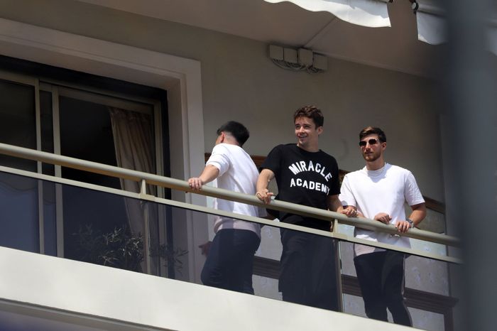 Charles Leclerc, Ferrari, viendo la carrera de Fórmula E