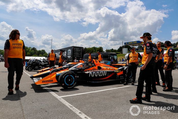 Patricio O'Ward, Arrow McLaren SP Chevrolet, Felix Rosenqvist, Arrow McLaren SP Chevrolet los equipos esperan para pasar por la revisión  técnica