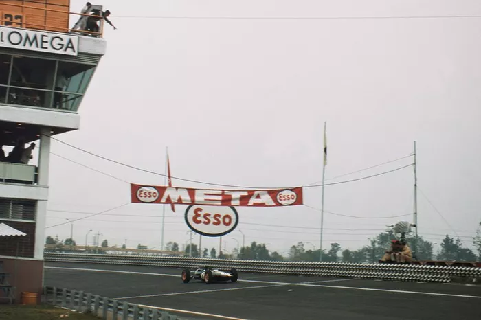 El primer ganador del GP de México fue Jim Clark en 1963, cuando la carrera fue válida para el mundial de F1. El británico ya había logrado el triunfo el año anterior, pero en esa ocasión la carrera organizada por la categoría no era oficial.