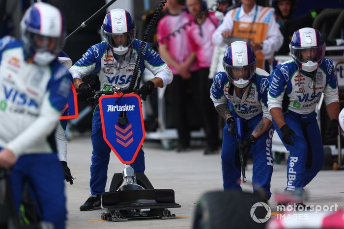 El equipo de boxes de Racing Bulls listo para una parada