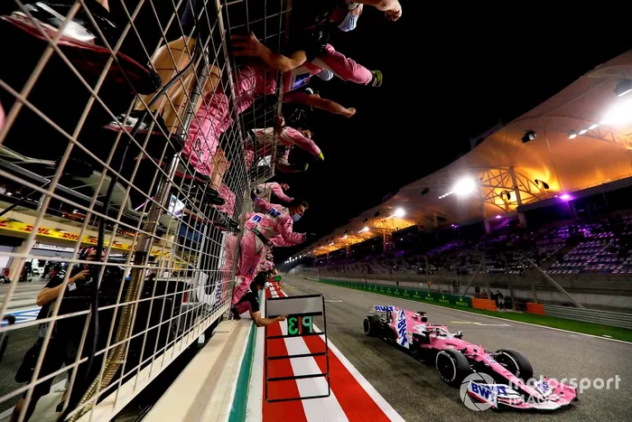 Sergio Perez, Racing Point RP20, primo classificato, taglia il traguardo