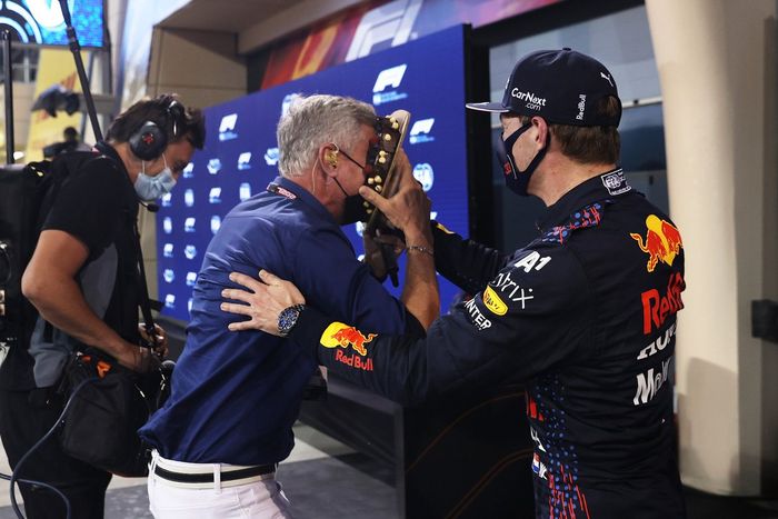 Ganador de la pole Max Verstappen, Red Bull Racing con David Coulthard