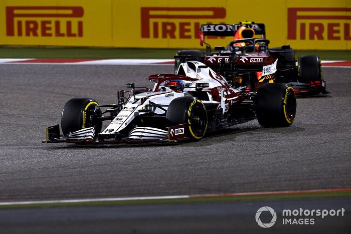 Kimi Raikkonen, Alfa Romeo Racing C41, Sergio Pérez, Red Bull Racing RB16B