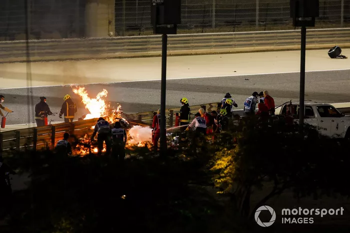 El monoplaza de Romain Grosjean, Haas VF-20 en llamas