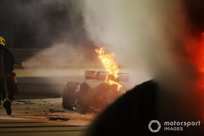 Un bombero extingue las llamas del monoplaza de Romain Grosjean, Haas VF-20.