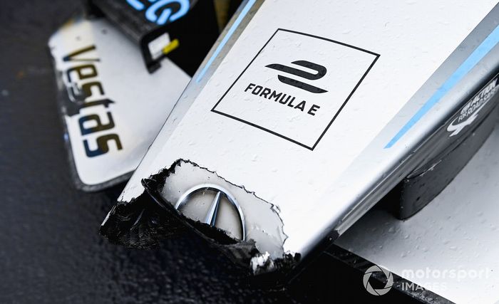 Frente dañado de Stoffel Vandoorne, Mercedes-Benz EQ, EQ Flecha de Plata 02, 3ª posición, en Parc Ferme