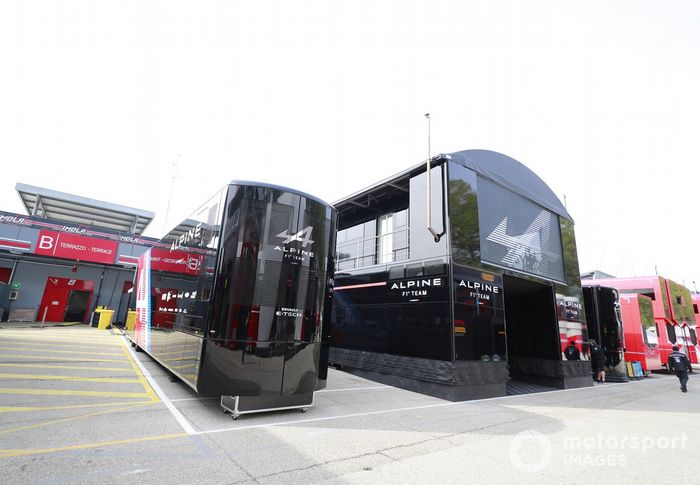 El motorhome de Alpine en el paddock