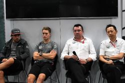 Fernando Alonso, McLaren, Stoffel Vandoorne, McLaren, Eric Boullier, McLaren Racing Director y Yusuk