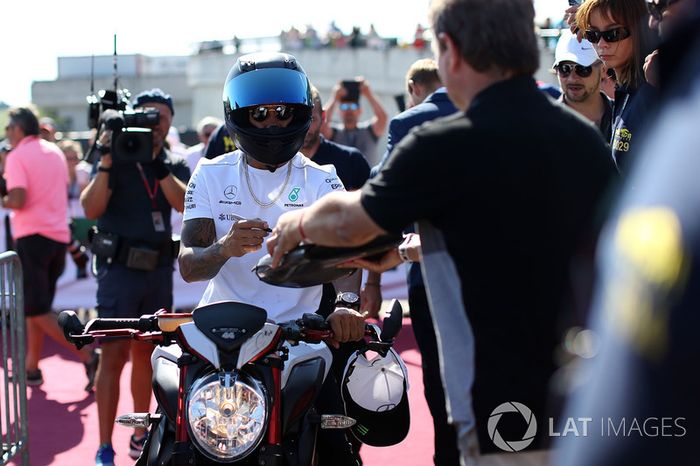 Lewis Hamilton, Mercedes AMG F1 llega en su MV Agusta Dragster RR LH44 Edición Limitada