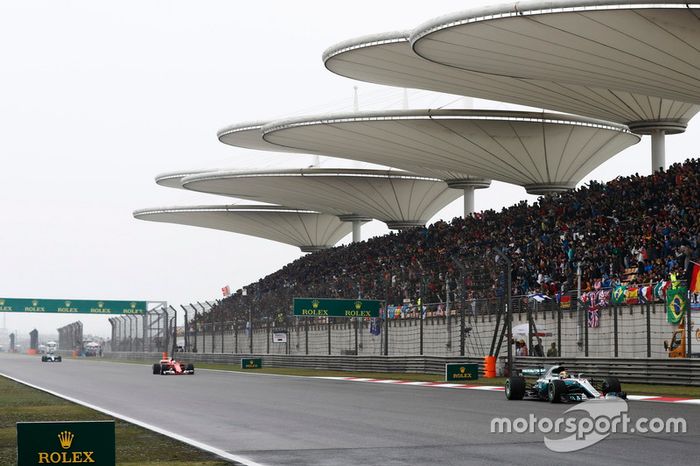 Lewis Hamilton, Mercedes AMG F1 W08 y Sebastian Vettel, Ferrari SF70H