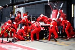 Sebastian Vettel, Ferrari SF70H, pit stop