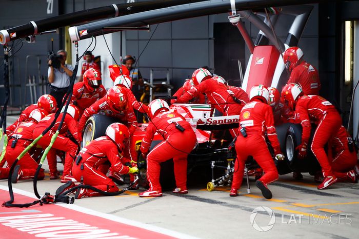 Sebastian Vettel, Ferrari SF70H, pit stop