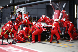 Себастьян Феттель, Ferrari SF70H, на піт-стопі