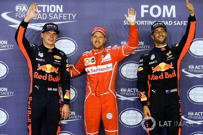 Ganador de la pole Sebastian Vettel, Ferrari, segundo Max Verstappen, Red Bull Racing y tercero Dani