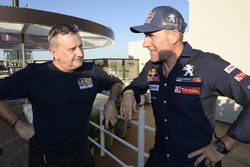 Etienne Lavigne, Dakar director de la carrera, Stéphane Peterhansel, Peugeot Sport
