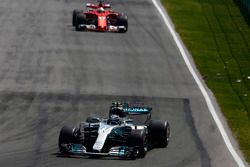 Valtteri Bottas, Mercedes AMG F1 W08, Sebastian Vettel, Ferrari SF70H