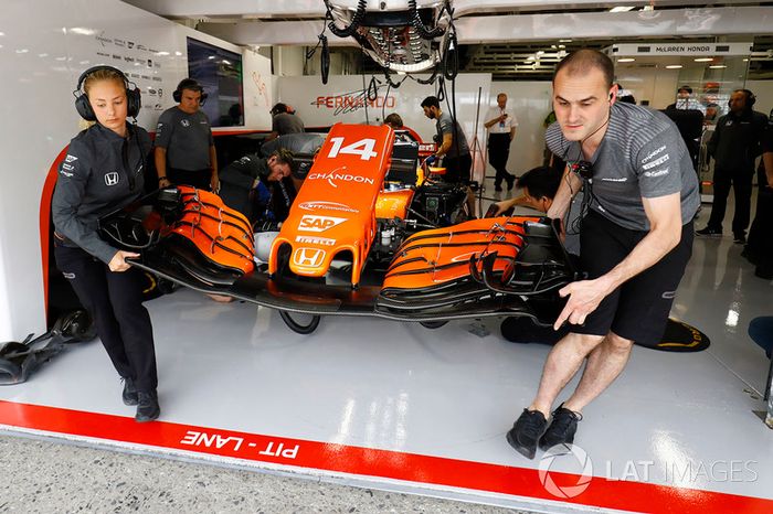 El equipo McLaren trabaja en el coche de Fernando Alonso, McLaren MCL32