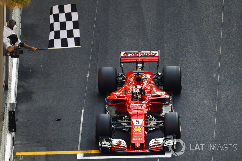 Ganador de la carrera Sebastian Vettel, Ferrari