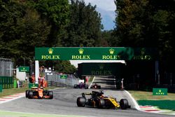 Nico Hulkenberg, Renault Sport F1 Team RS17, Stoffel Vandoorne, McLaren MCL32