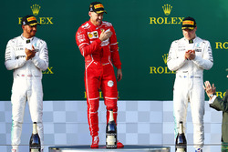 Подиум: победитель гонки Себастьян Феттель, Ferrari, обладатель второго места Льюис Хэмилтон, Merced
