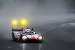 #2 Porsche Team Porsche 919 Hybrid: Timo Bernhard, Earl Bamber, Brendon Hartley