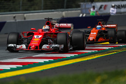 Sebastian Vettel, Ferrari SF70H, et Fernando Alonso, McLaren MCL32