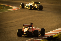Sebastian Vettel, Ferrari SF16-H dietro Nico Rosberg, Mercedes AMG F1 W07 Hybrid