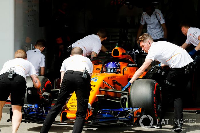 Fernando Alonso, McLaren MCL33 Renault, es devuelto al garaje