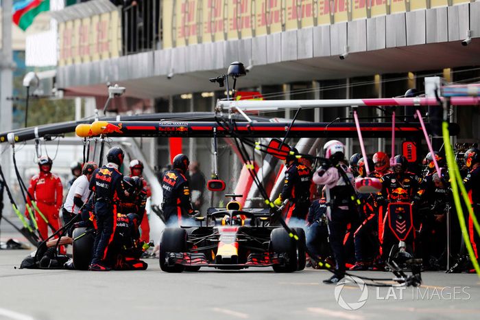 Daniel Ricciardo, Red Bull Racing RB14 Tag Heuer, makes a pit stop