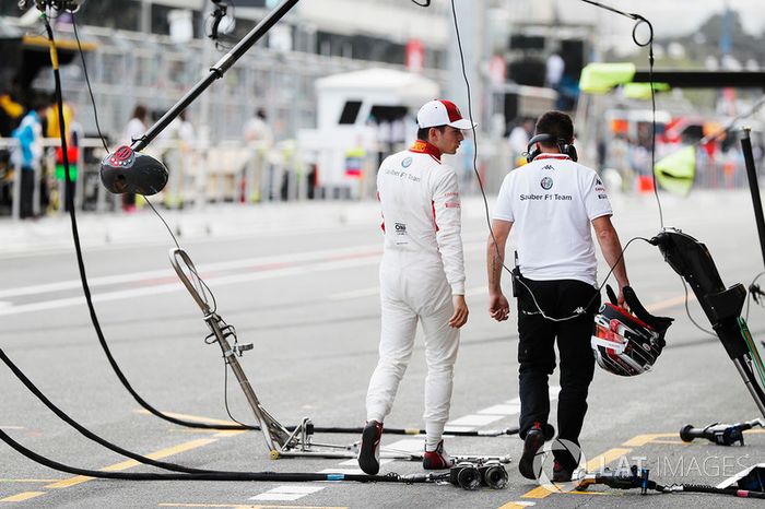 Charles Leclerc, Sauber, en pits