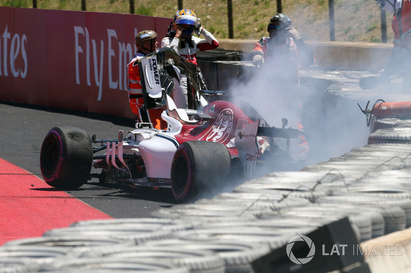 Marcus Ericsson, Sauber C37 va a sbattere nelle FP1 e prende fuoco