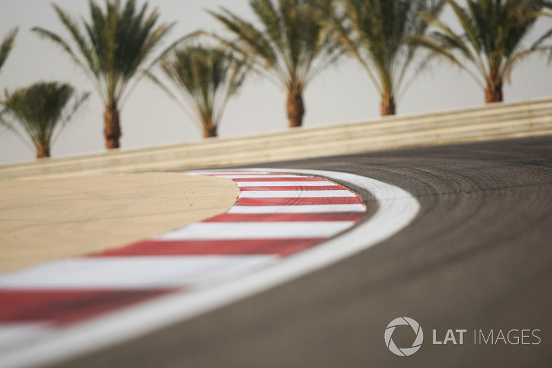 В течение недели шел диалог между FIA, Экклстоуном и командами в попытке найти решение, которое устроило бы всех