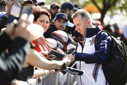 Paddy Lowe, Williams Martini Racing Formula 1, signe des autographes