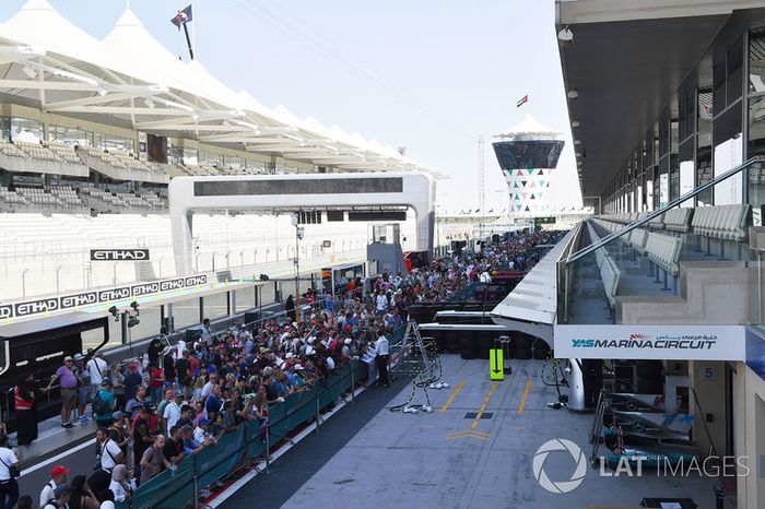 Fans en pit lane