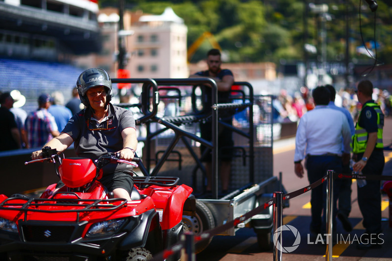 Un membre de Haas sur un quad tirant une remorque