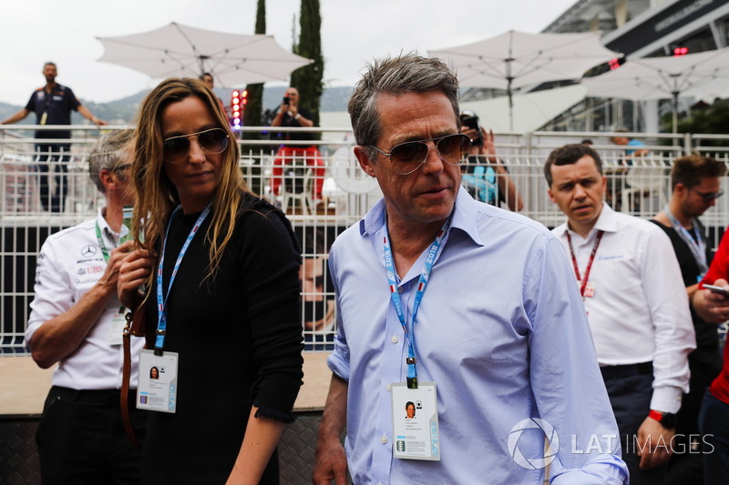 Hugh Grant, acteur, arrive dans le paddock avec sa compagne Anna Elisabet Bernstein