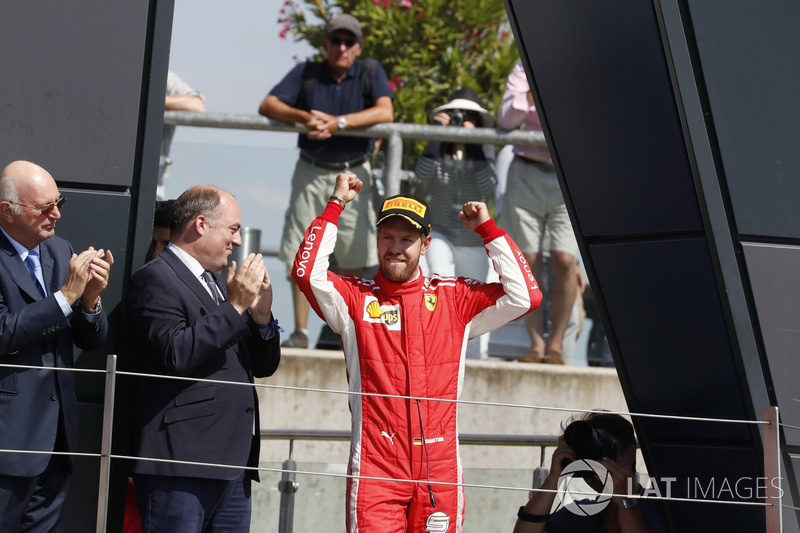 Il vincitore della gara Sebastian Vettel, Ferrari, festeggia sul podio