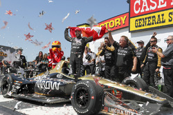 Race winner James Hinchcliffe, Schmidt Peterson Motorsports Honda
