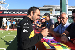 Cyril Abiteboul, directeur de Renault Sport F1, signe des autographes avec les fans